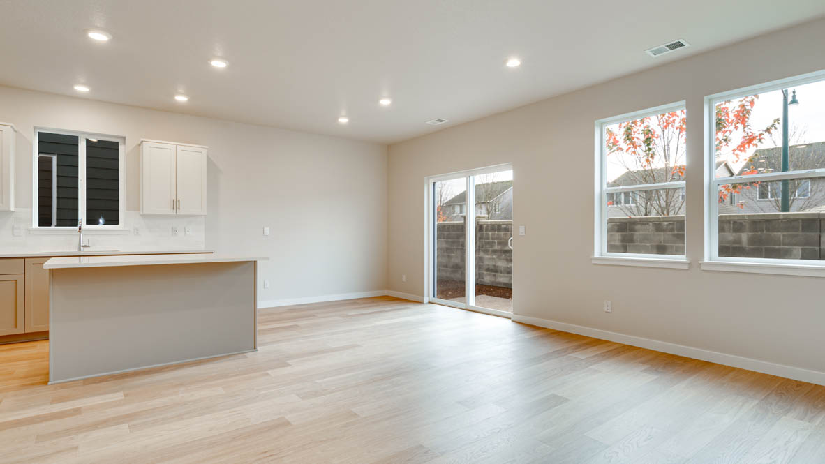 Davis Estates dining room connected to kitchen