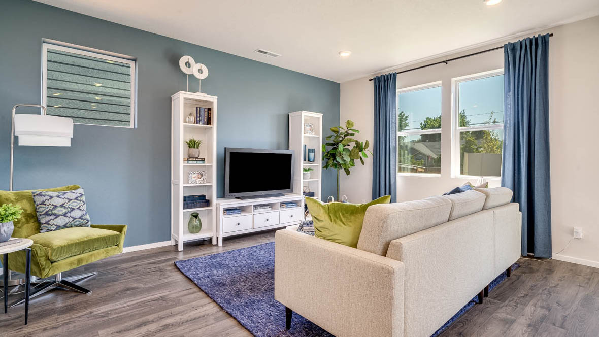 Marcola Meadows Green room with three windows and a blue accent wall