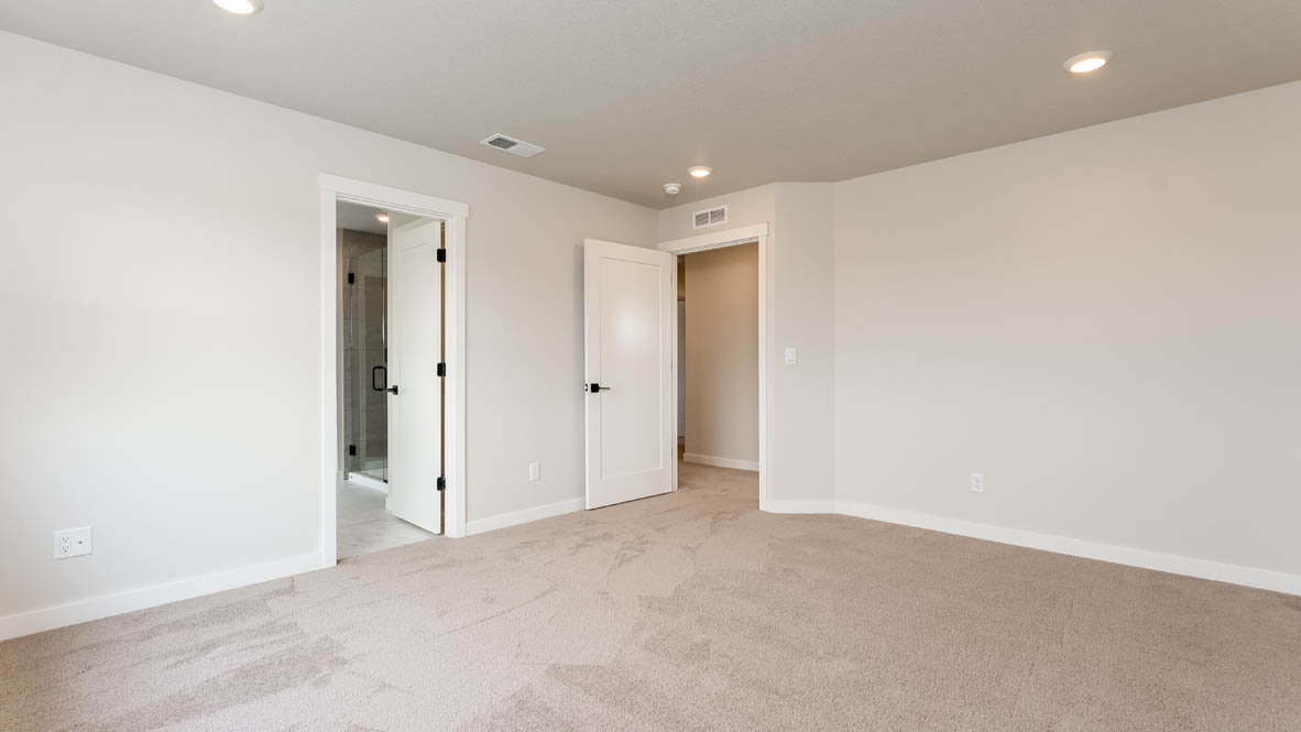 Sorrento Estates primary bedroom with en suite bathroom and walk in closet
