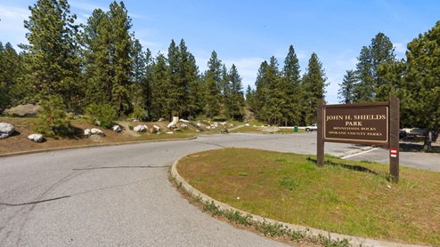 A photo of a nearby park.