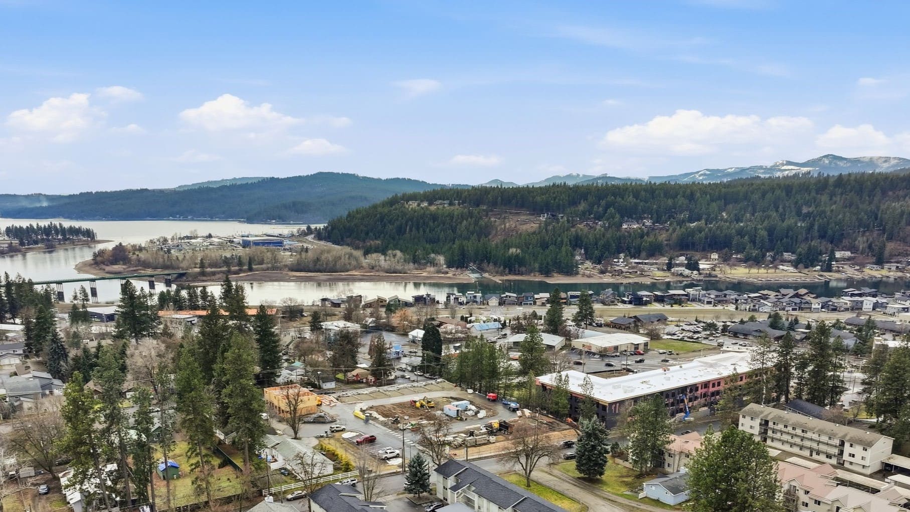 Pinewood community drone photo with views of the river and surrounding greenery.