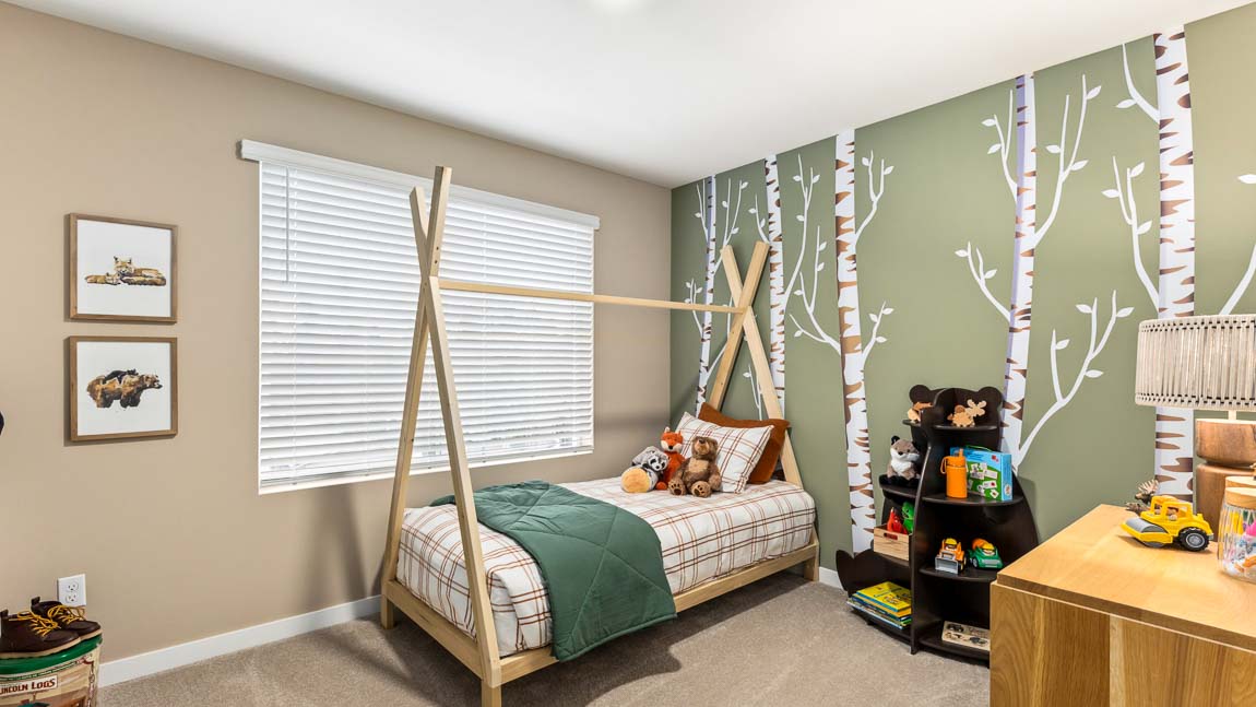 Secondary bedroom in upper ﬂoor