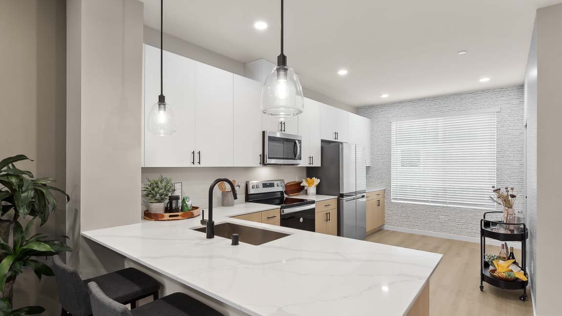 Grand multifunctional kitchen with pendant lighting and quartz countertops