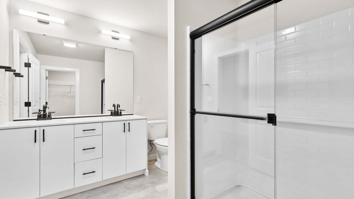 Spacious en suite bathroom in primary bedroom