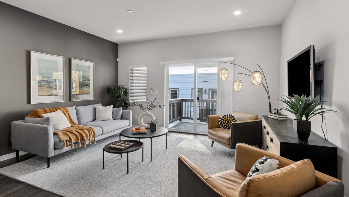 Beautiful Living room with access to Deck