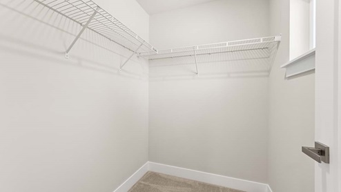 Walk-in closet bedroom 4
