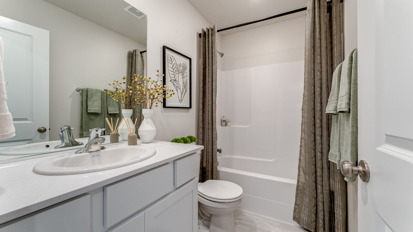 Hall bathroom with combination tub/shower and quartz counters