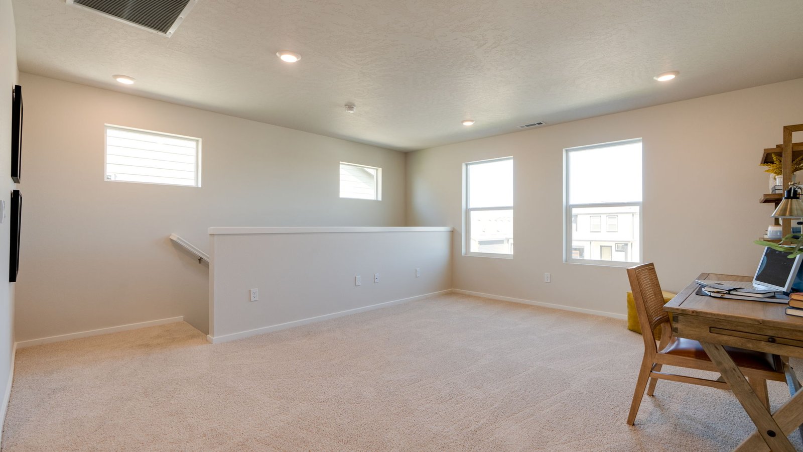 Loft area wall-to-wall carpet