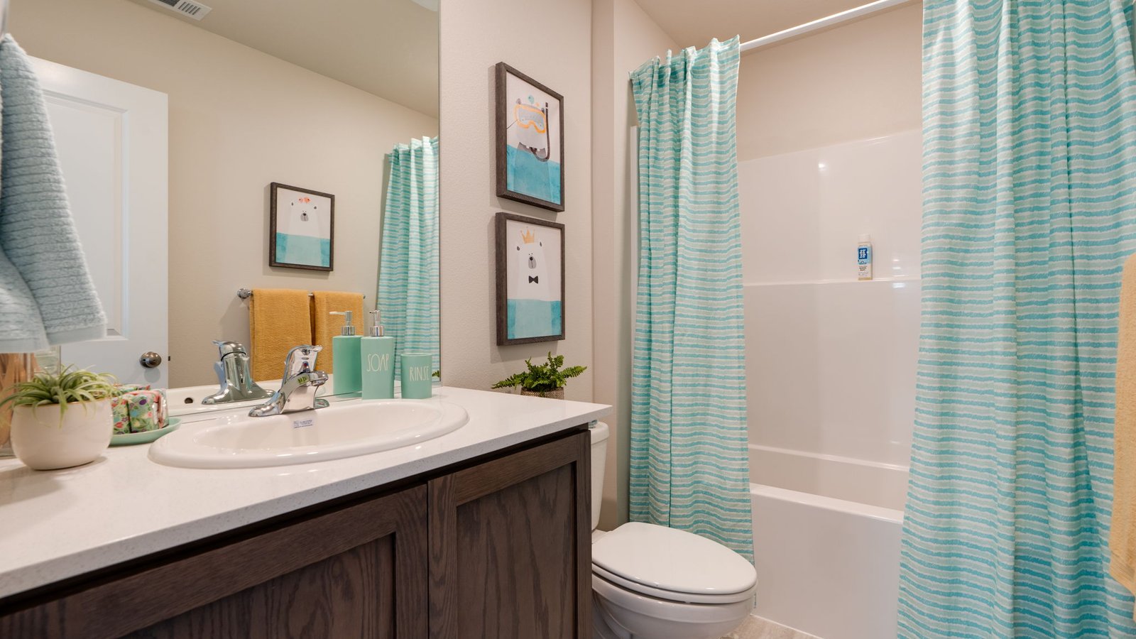 Hall bathroom with combination tub/shower and quartz counters