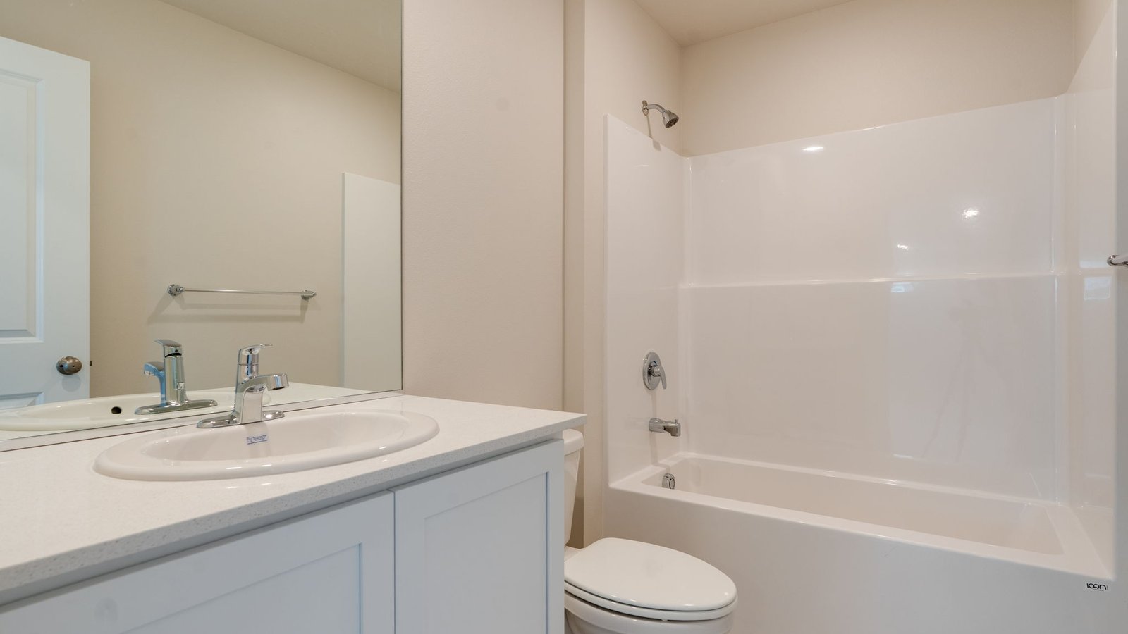 Hall bathroom with combination tub/shower and quartz counters