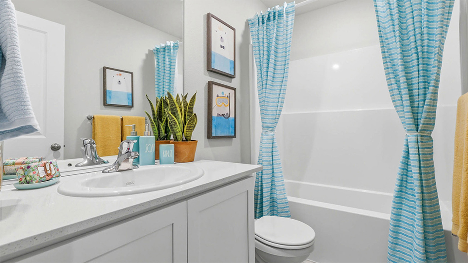 Hall bathroom with combination tub/shower and quartz counters