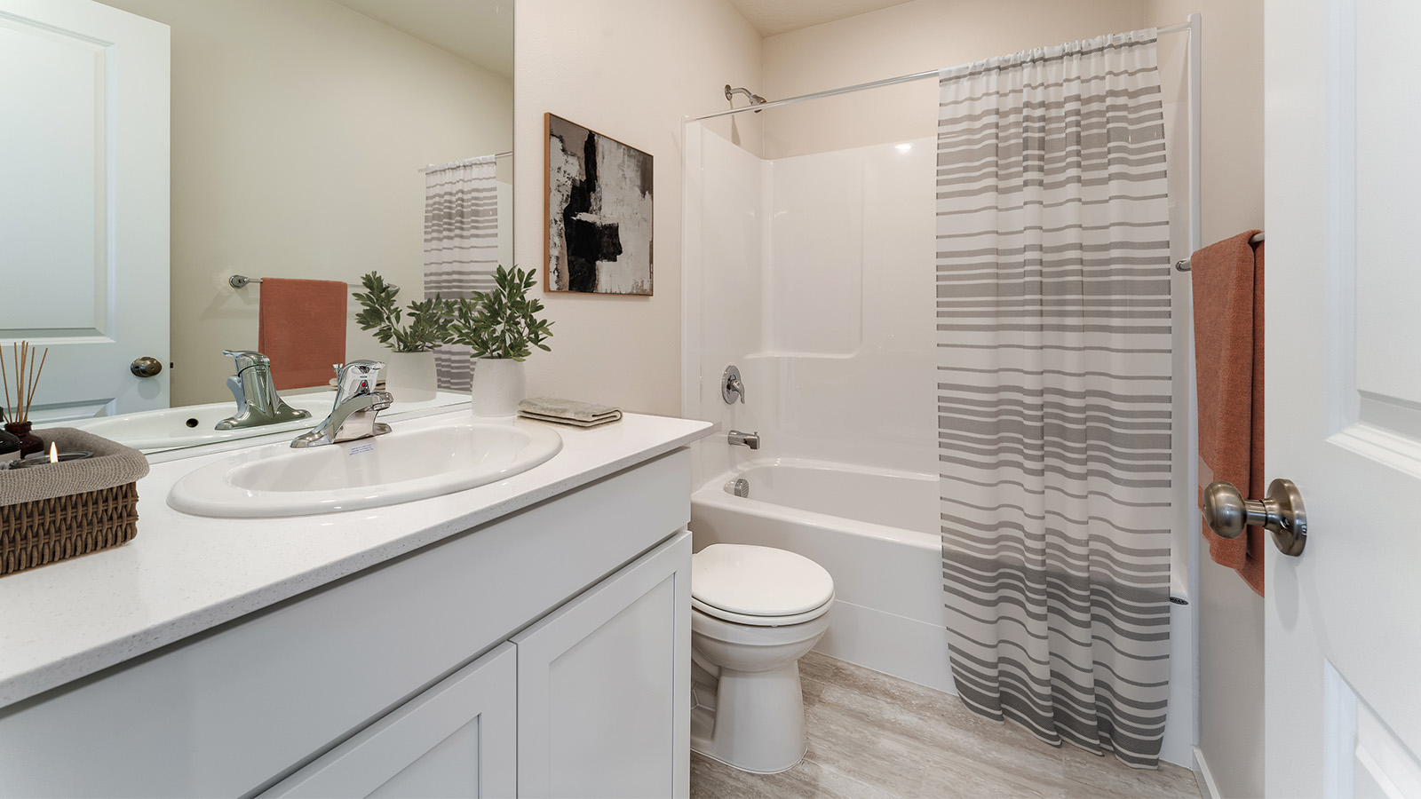 Hall bathroom with combination tub/shower and quartz counters