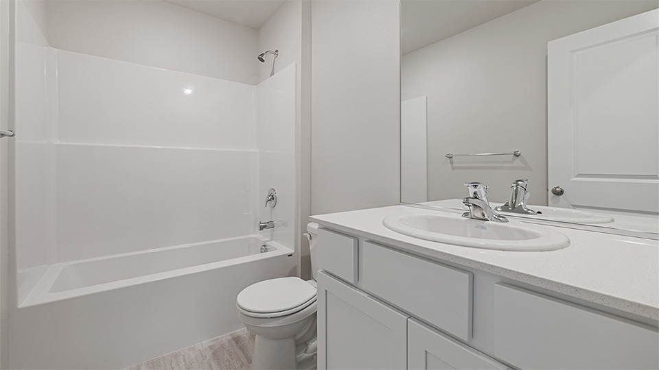 Hall bathroom with combination tub/shower and quartz counters