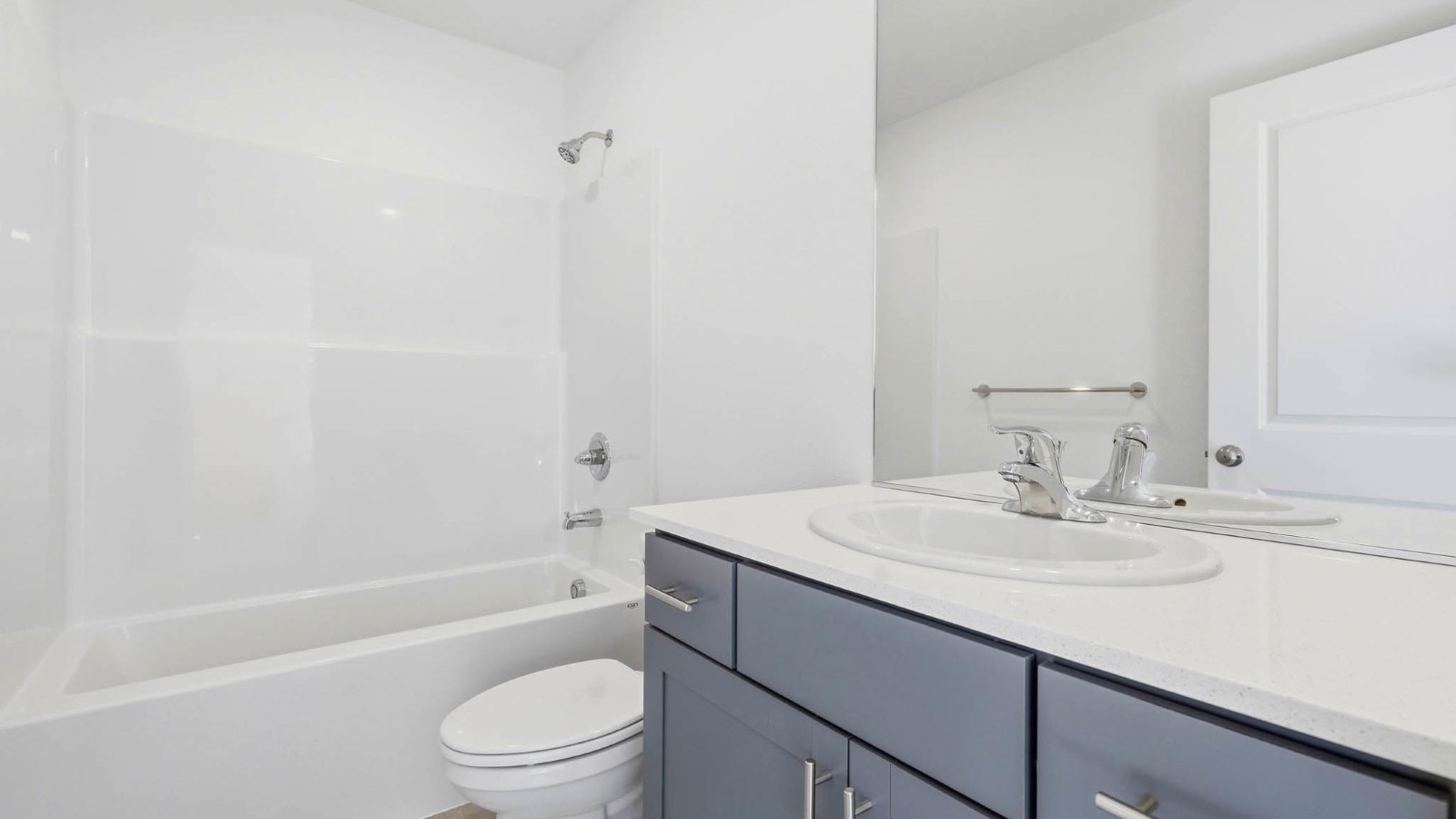 Hall bathroom with combination tub/shower and quartz counters