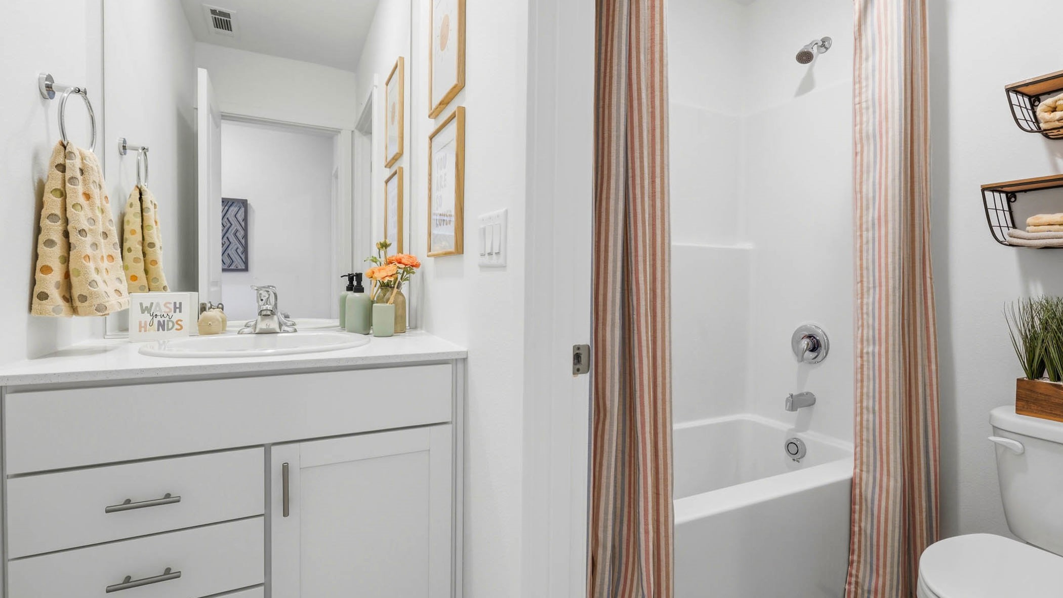 Hall bathroom with combination tub/shower and quartz counters