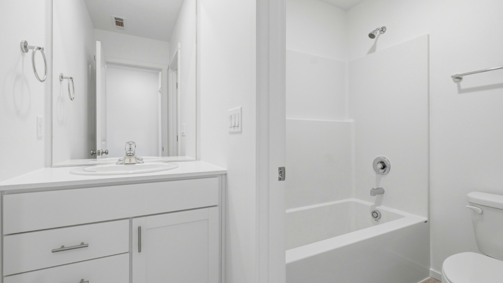 Hall bathroom with combination tub/shower and quartz counters