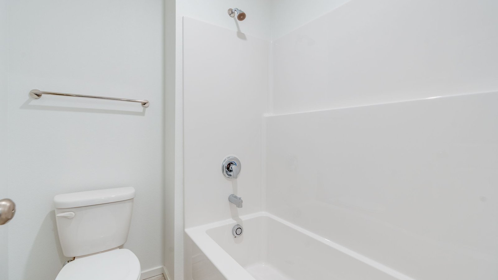 Hall bathroom with combination tub/shower and quartz counters