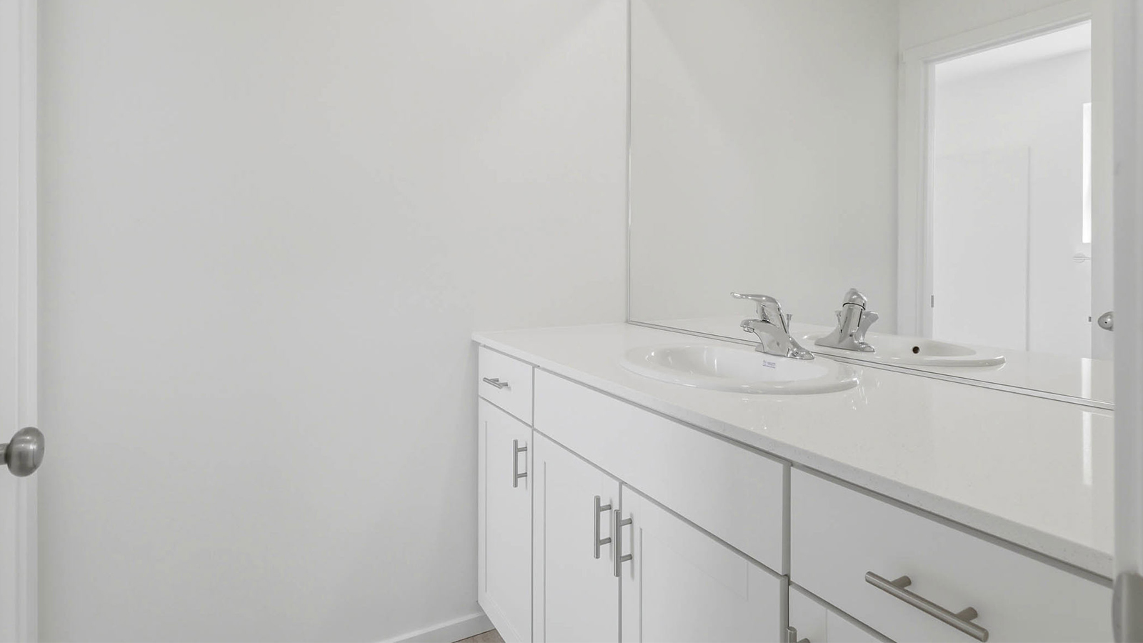 Hall bathroom with combination tub/shower and quartz counters