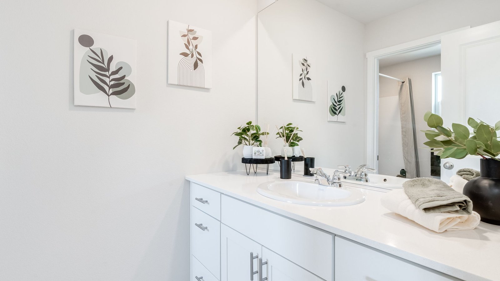 Hall bathroom with combination tub/shower and quartz counters