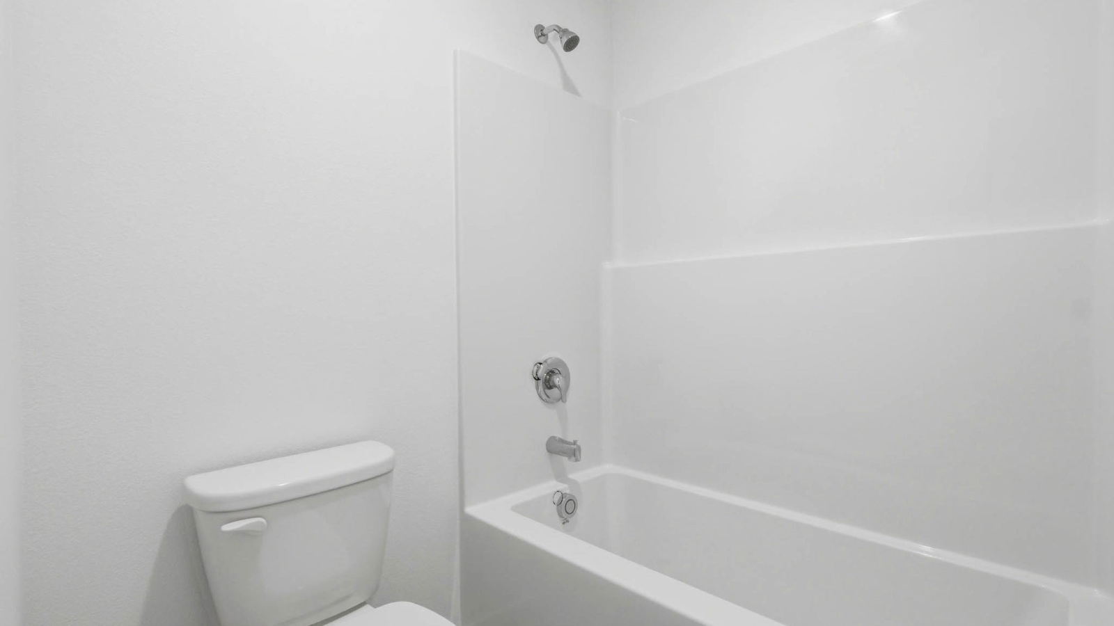 Hall bathroom with combination tub/shower and quartz counters