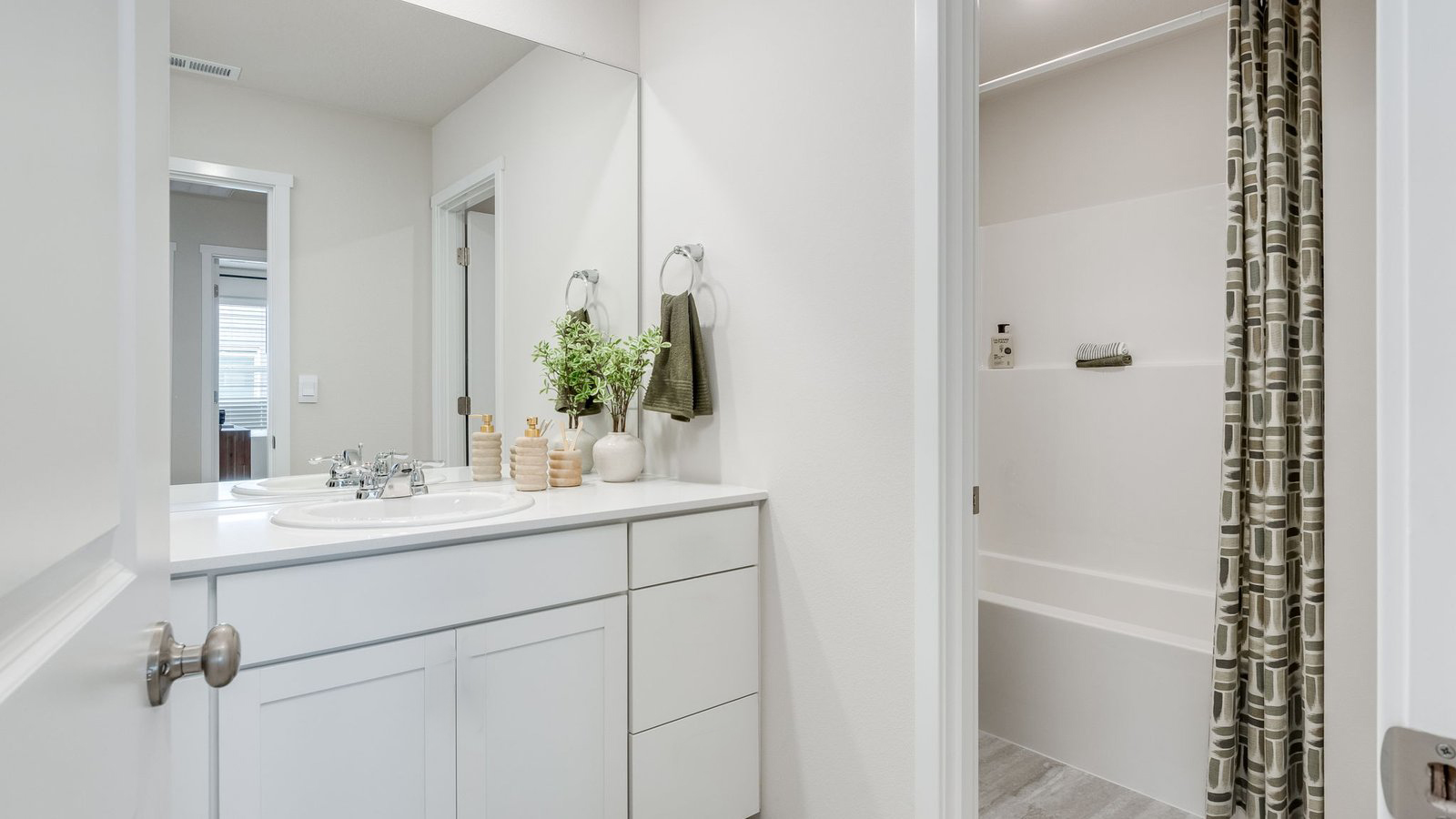 Hall bathroom with combination tub/shower and quartz counters