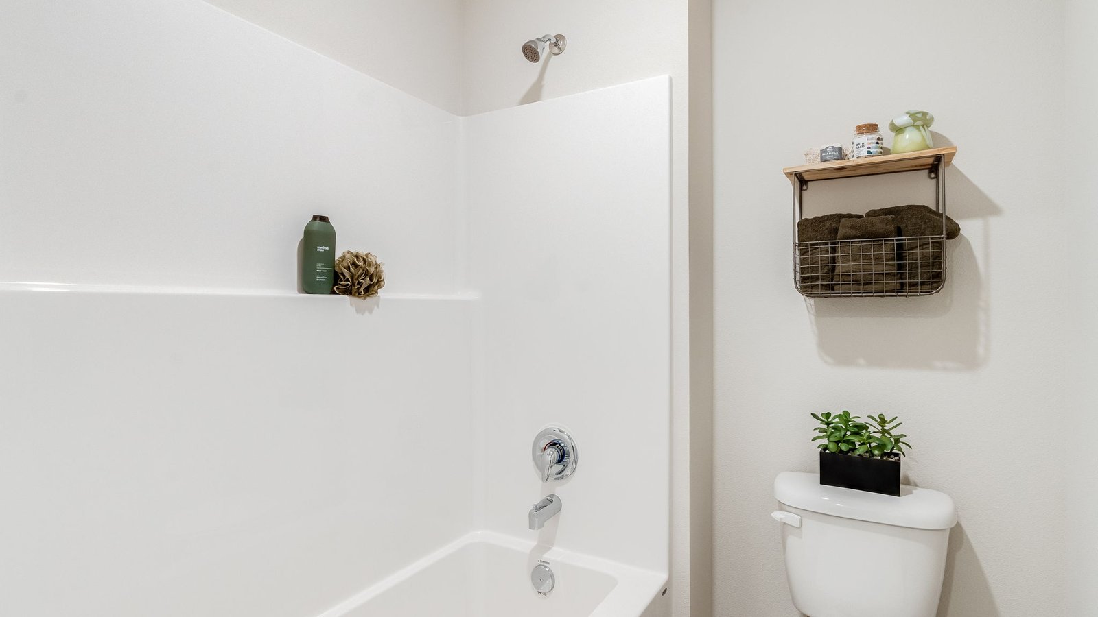 Hall bathroom with combination tub/shower and quartz counters