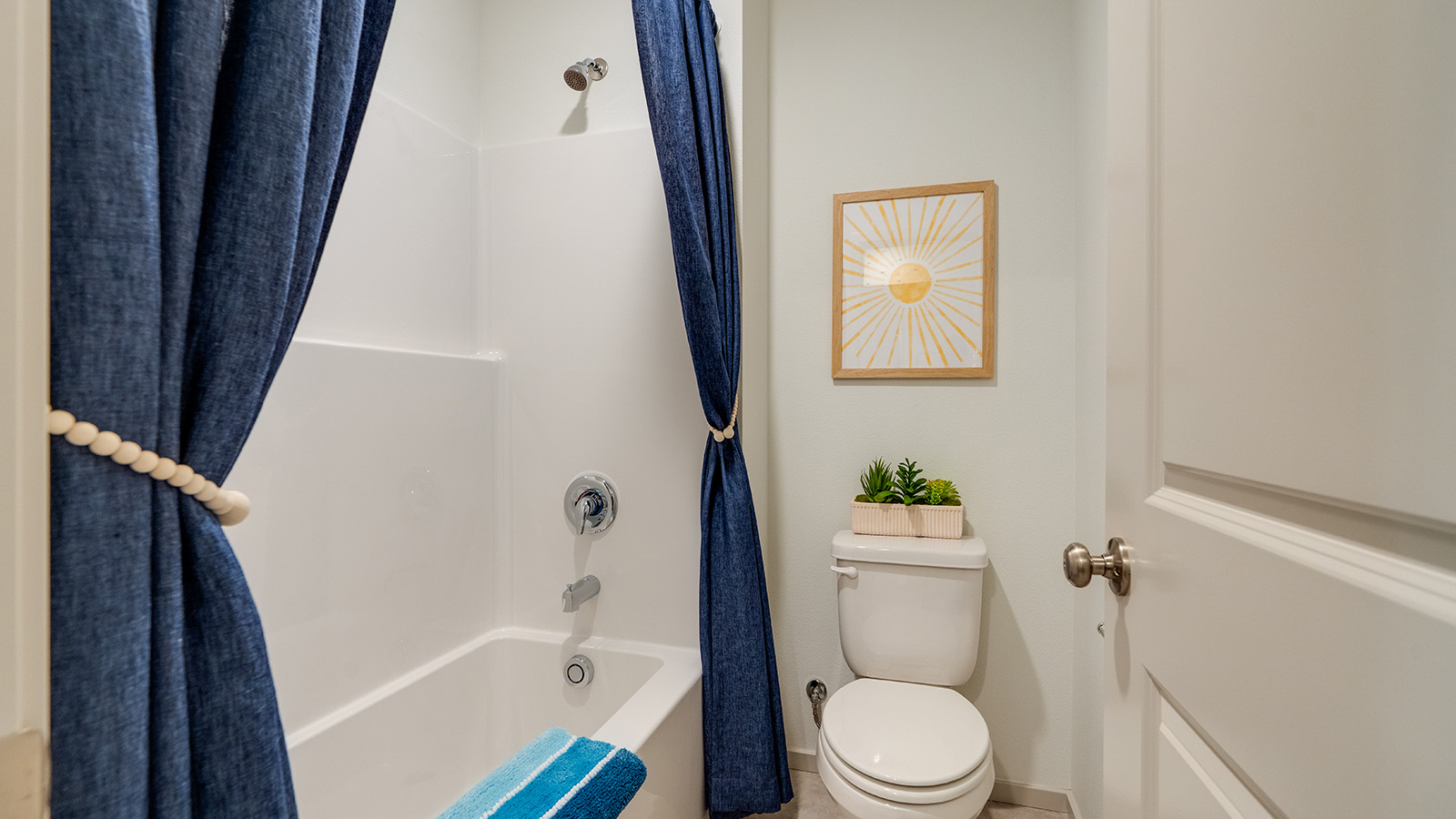 Hall bathroom with combination tub/shower and quartz counters