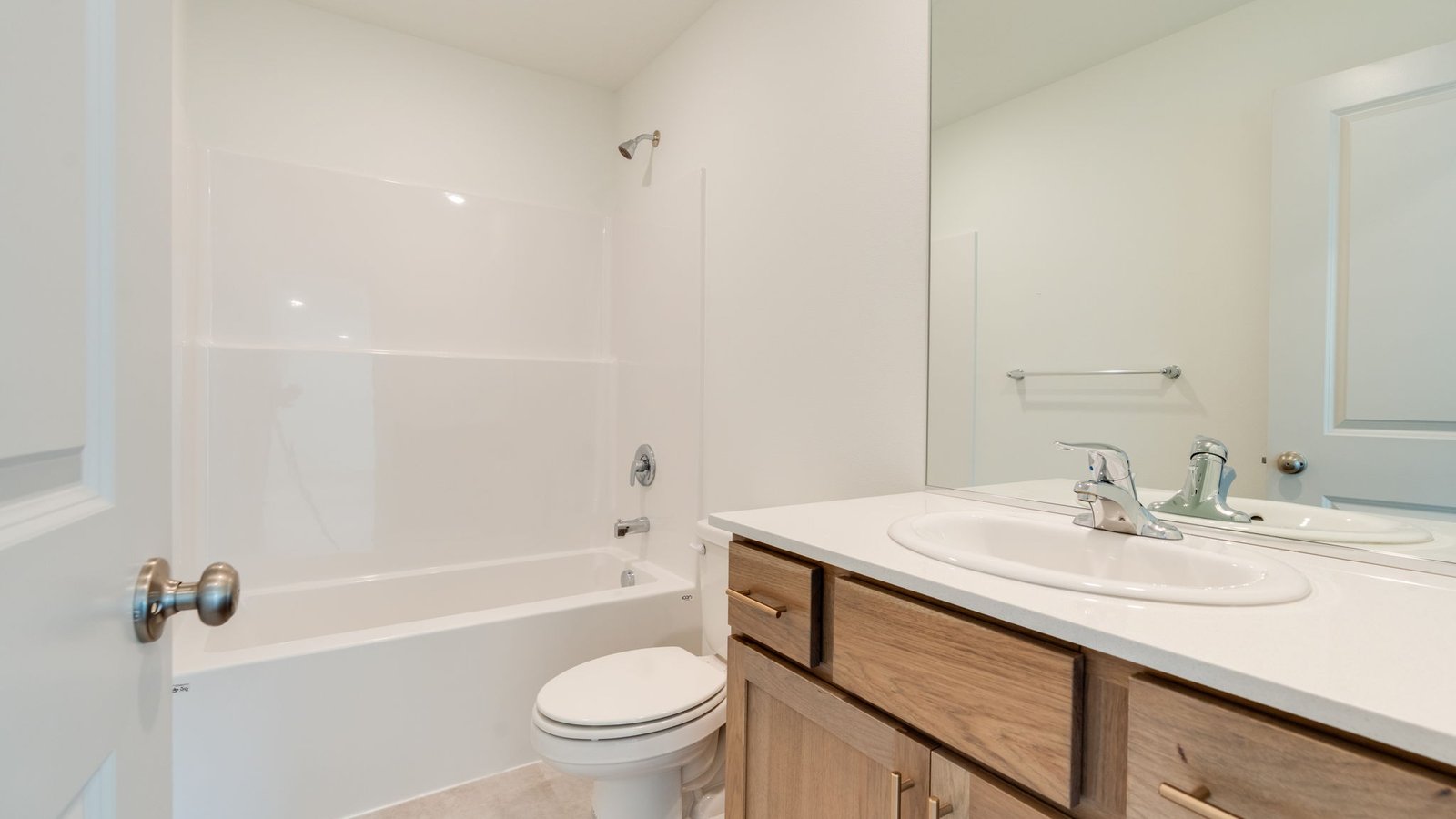 Hall bathroom with combination tub/shower and quartz counters