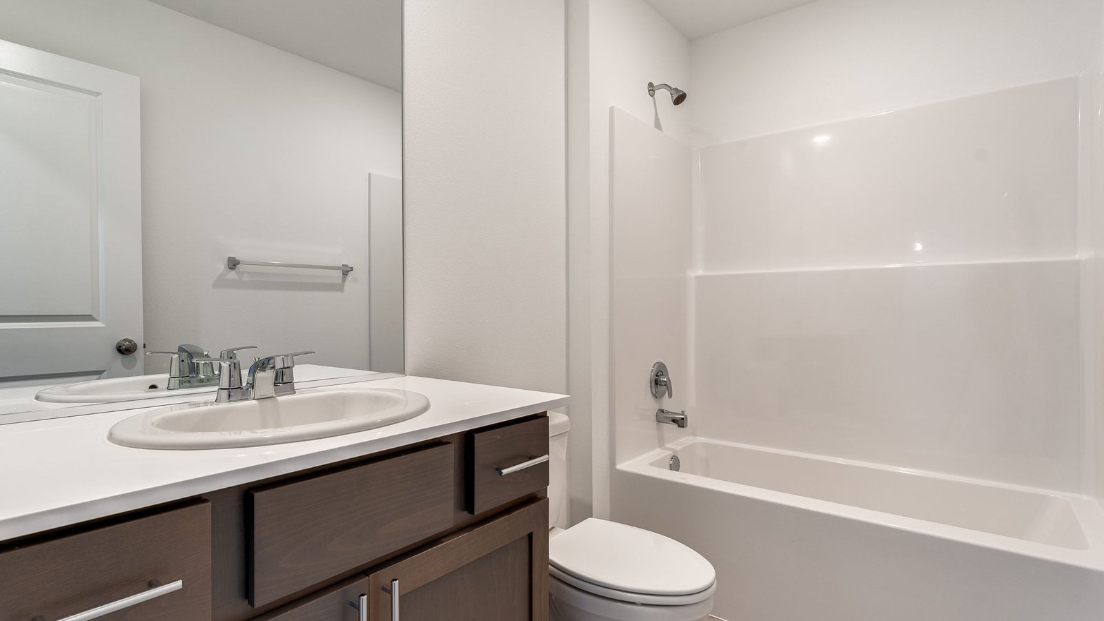 Hall bathroom with combination tub/shower and quartz counters
