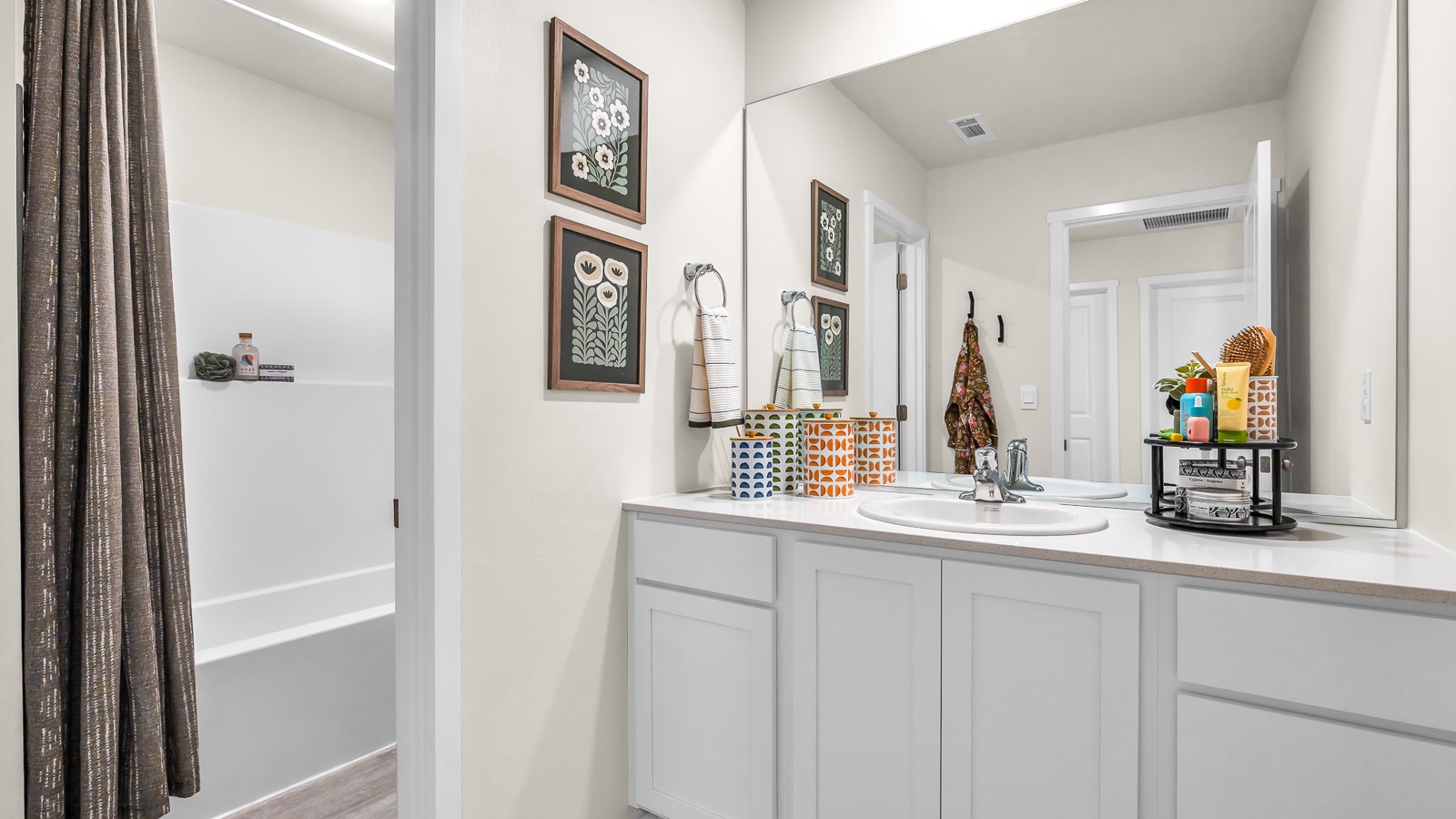 Hall bathroom with combination tub/shower and quartz counters