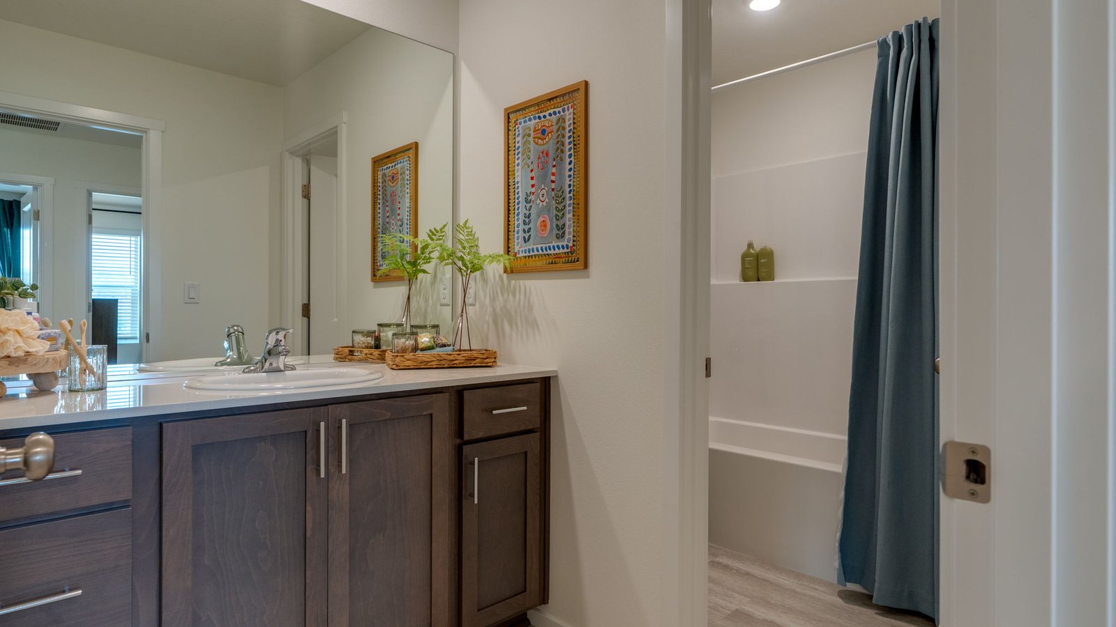 Hall bathroom with combination tub/shower and quartz counters