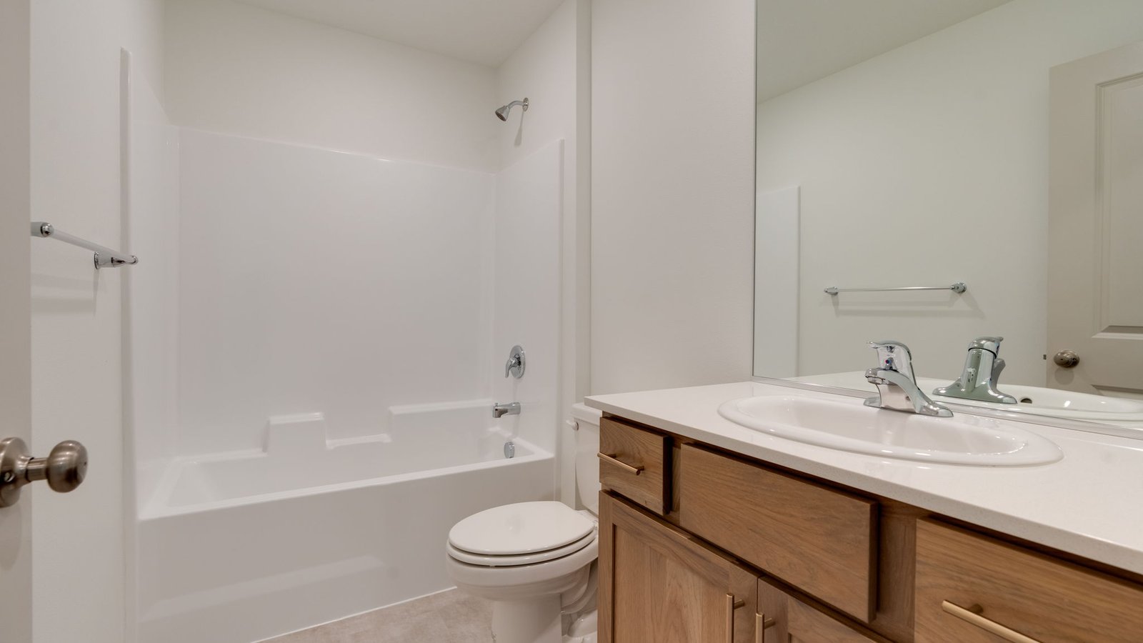 Hall bathroom with combination tub/shower and quartz counters