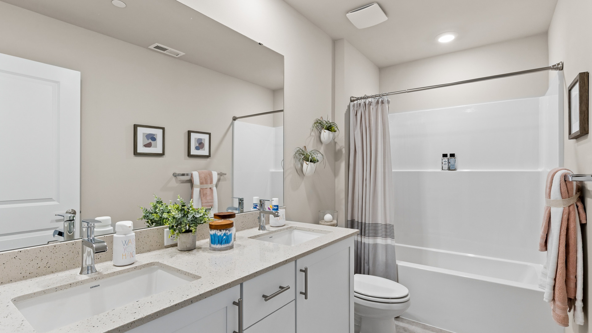 bath with tubshower