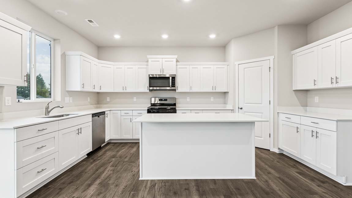 U-shaped kitchen with center island