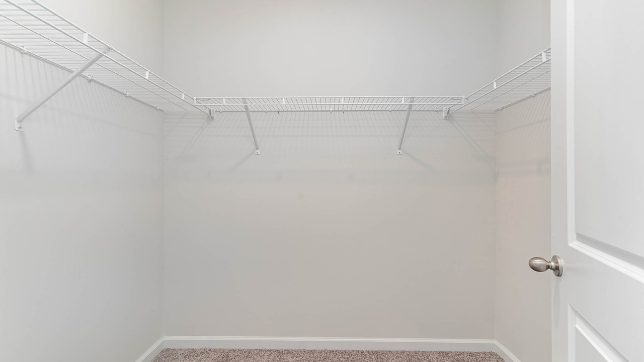 walk in closet with wire shelving