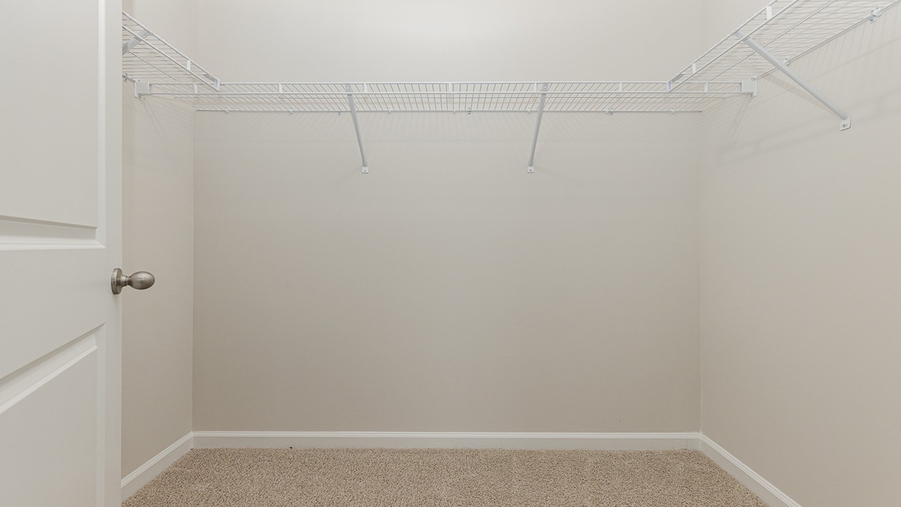 walk in closet with wire shelving