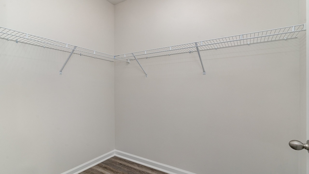 walk in closet with wire shelving