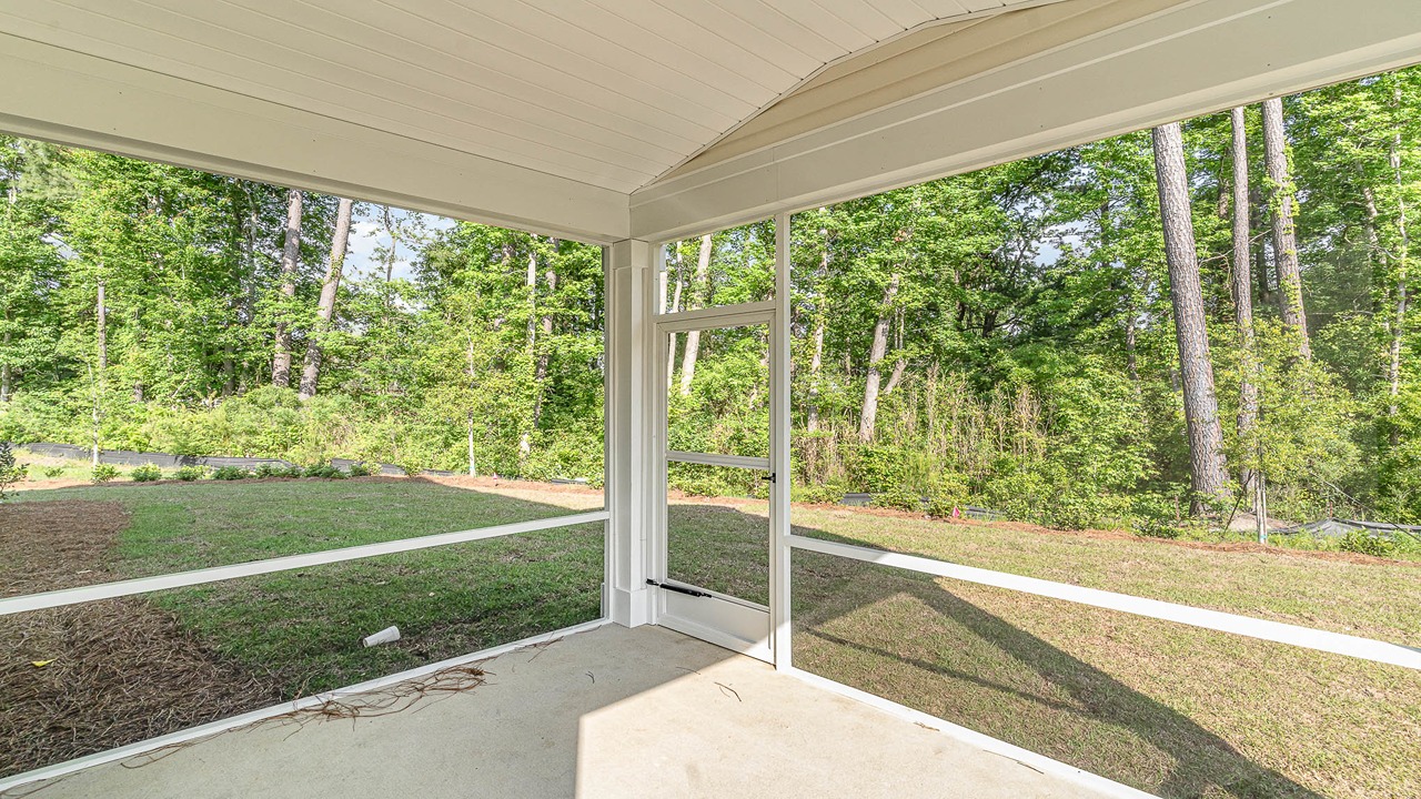 Harbor Oak B exterior with vinyl siding