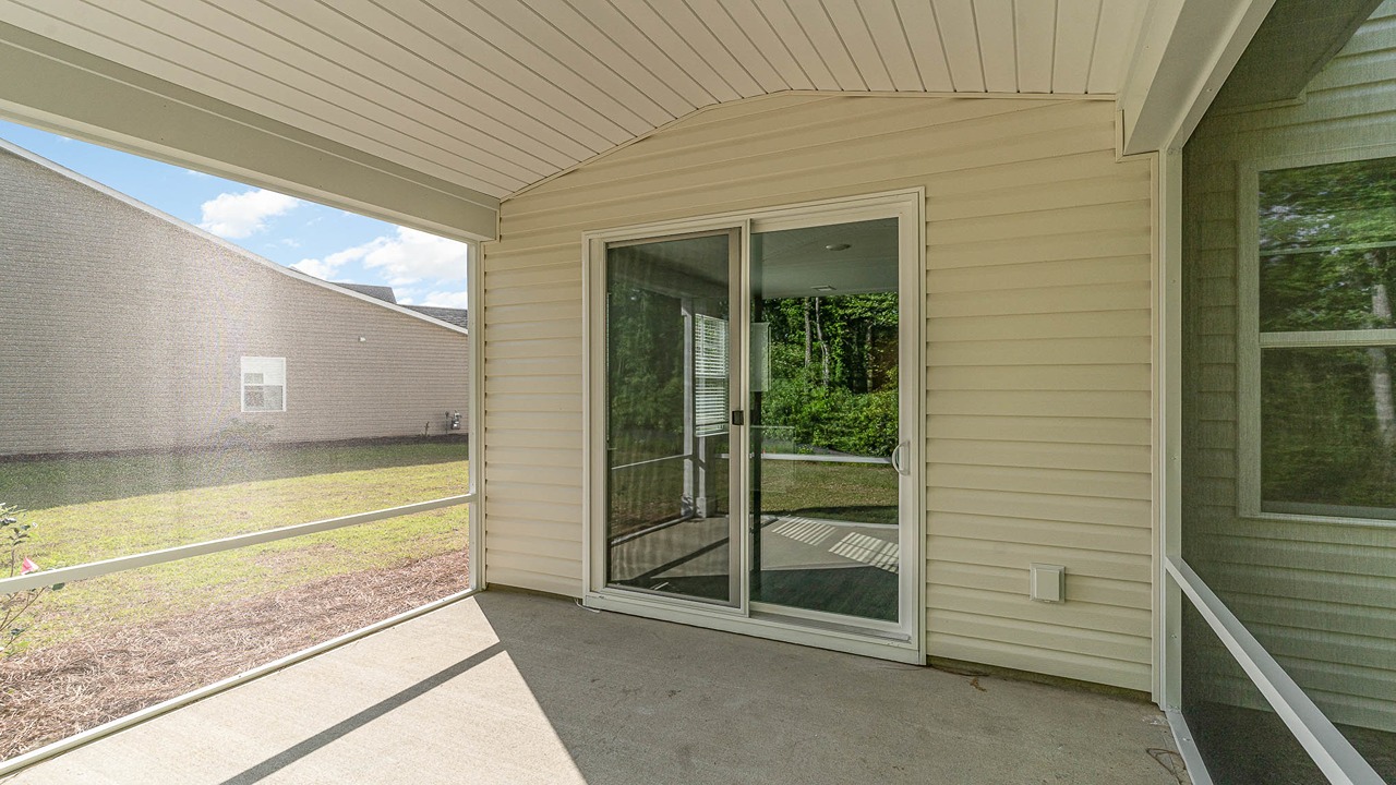 Harbor Oak B exterior with vinyl siding