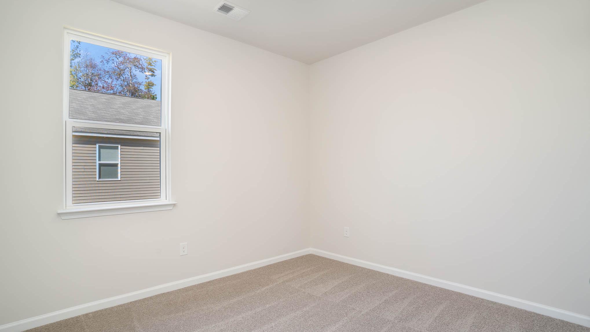 bedroom with carpet flooring