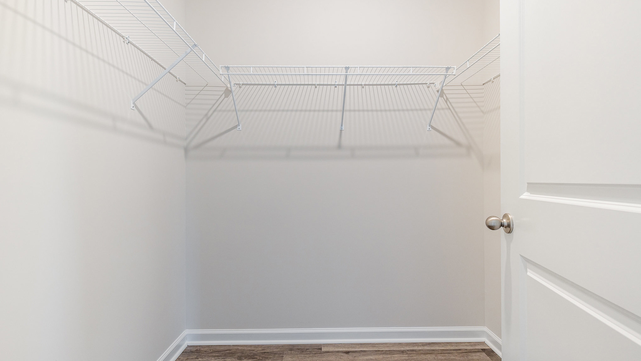walk in closet with wire shelving