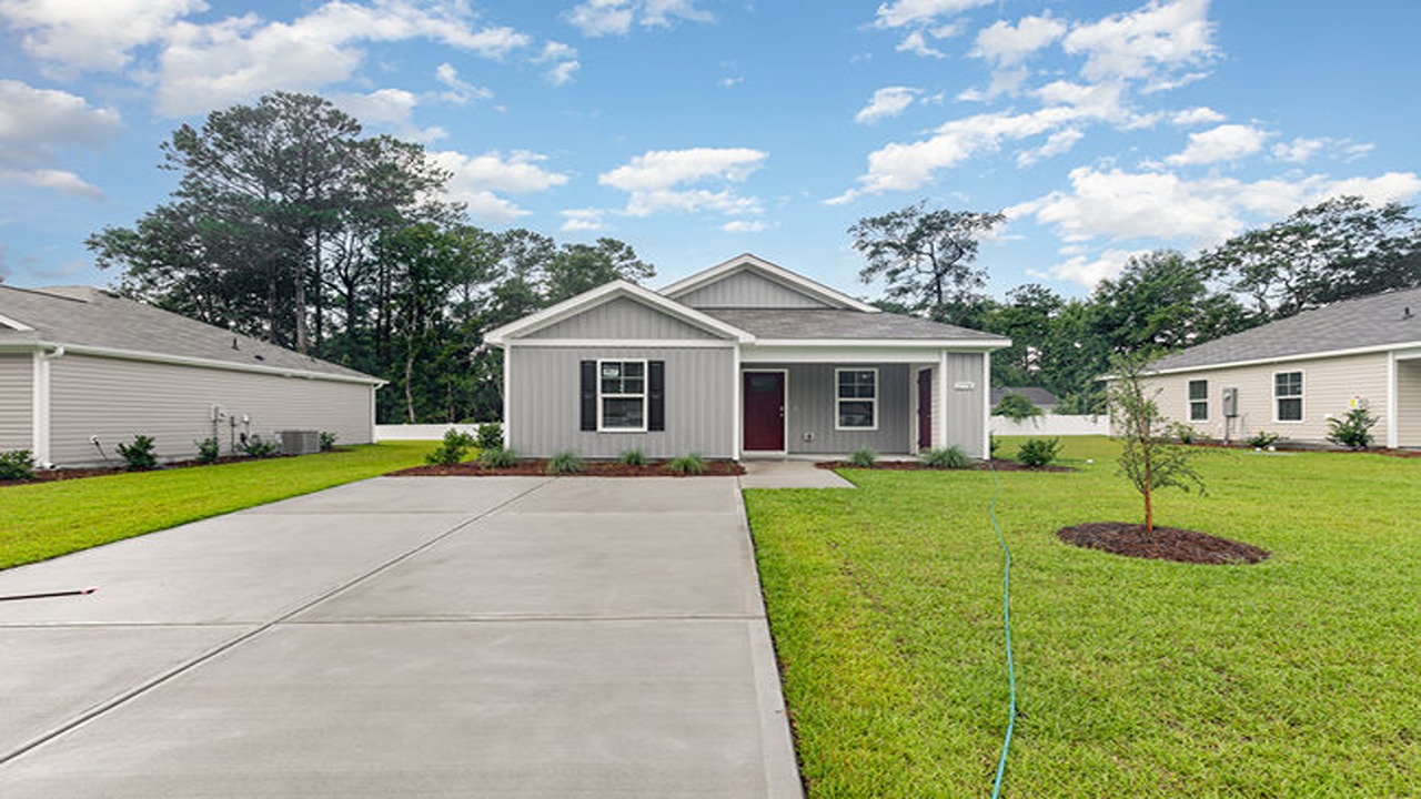 single story home with vinyl siding