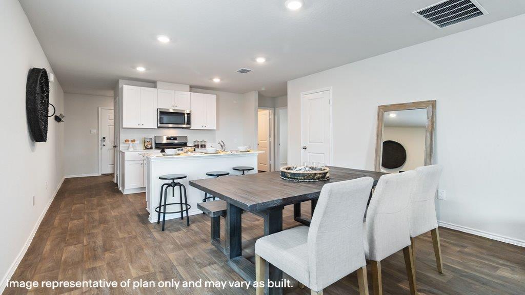 Dining area in between kitchen and living room.