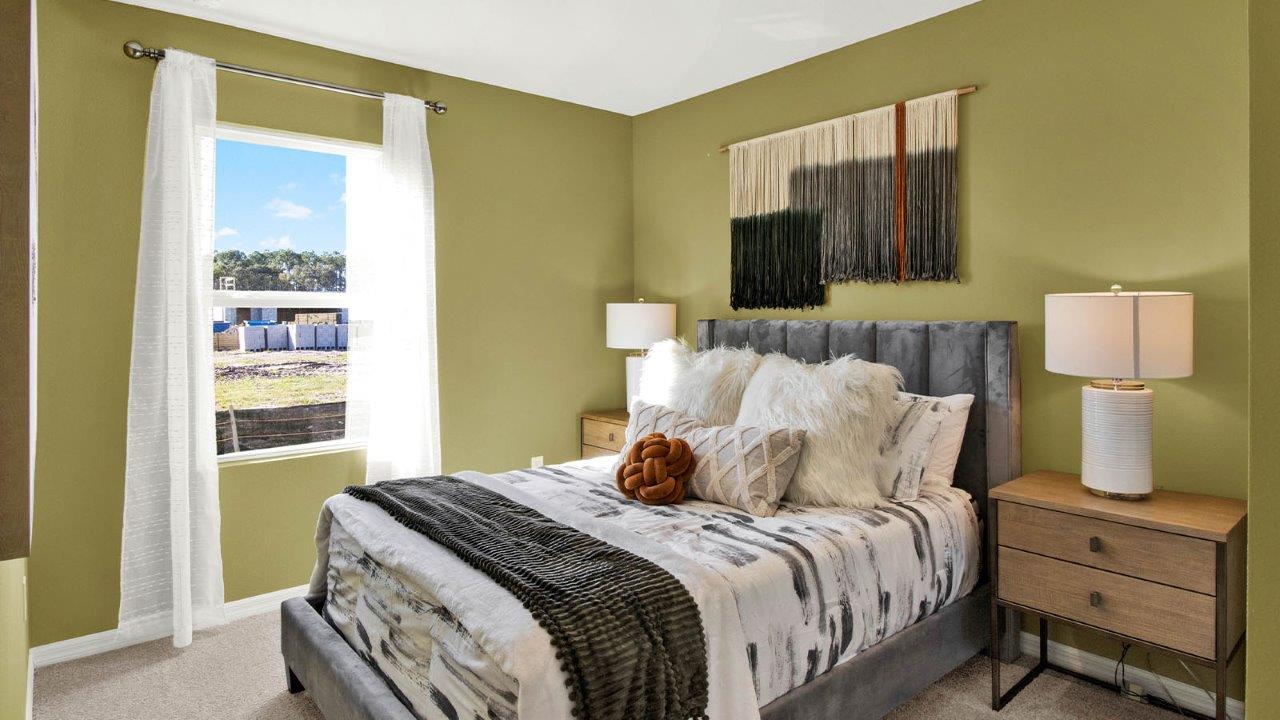 Guest bedroom with queen size bed