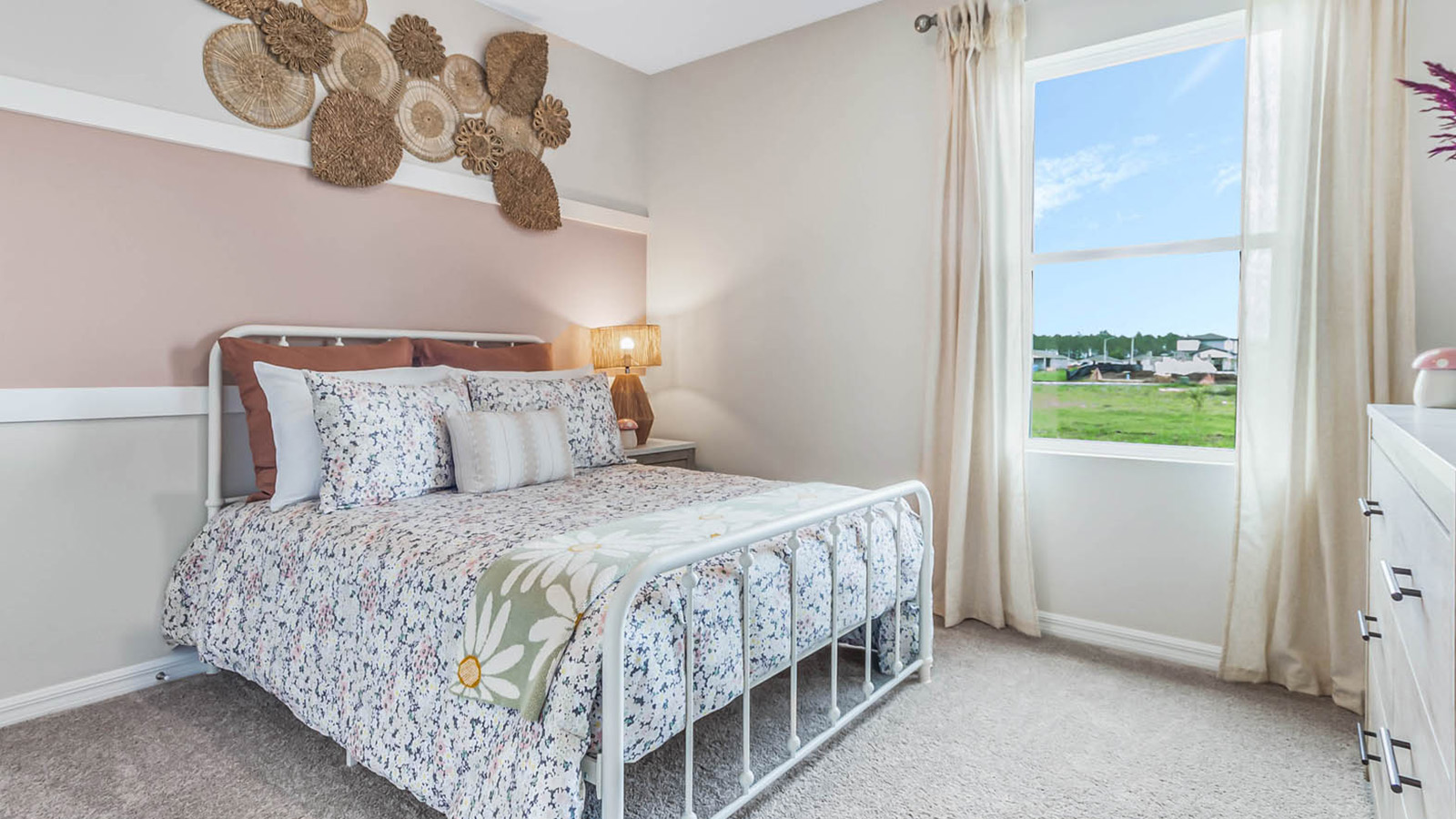 Guest bedroom with Queen bed