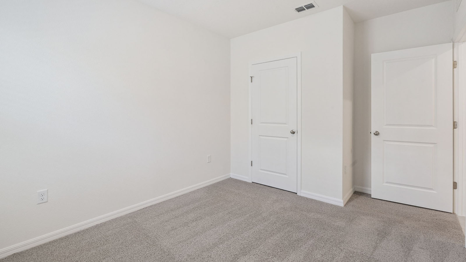Guest bedroom 2 closet view