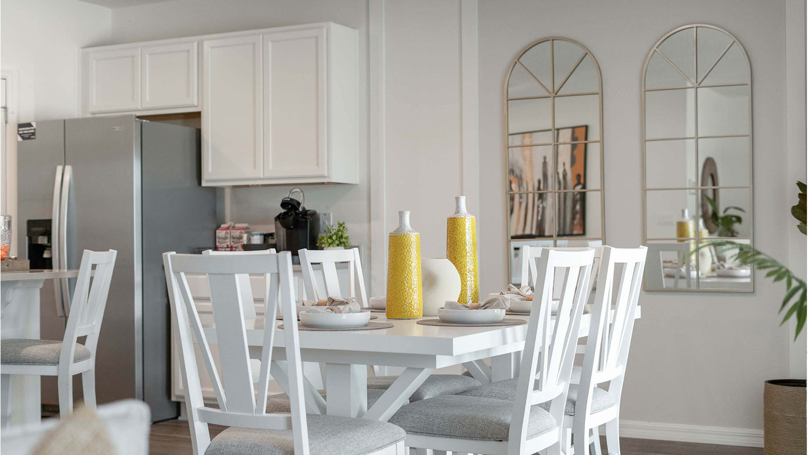 Dining room with large table for 6 people