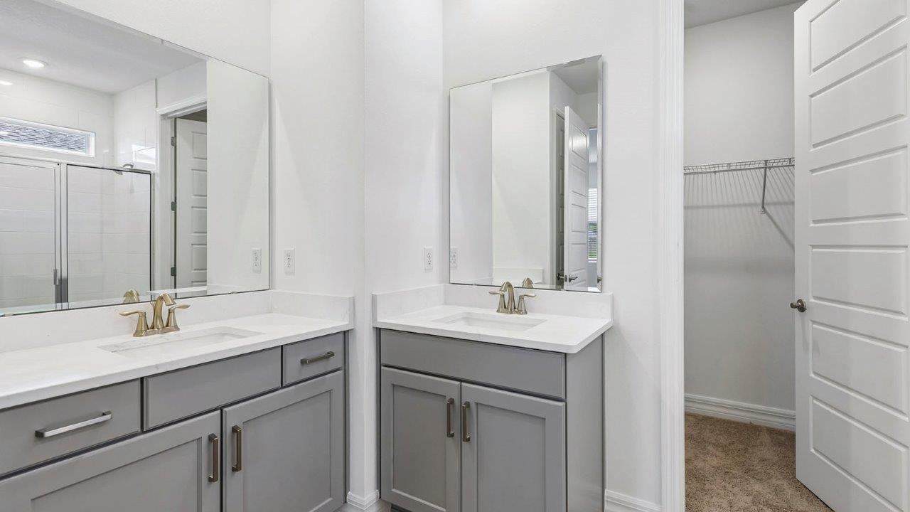 Two vanities and walk in closet