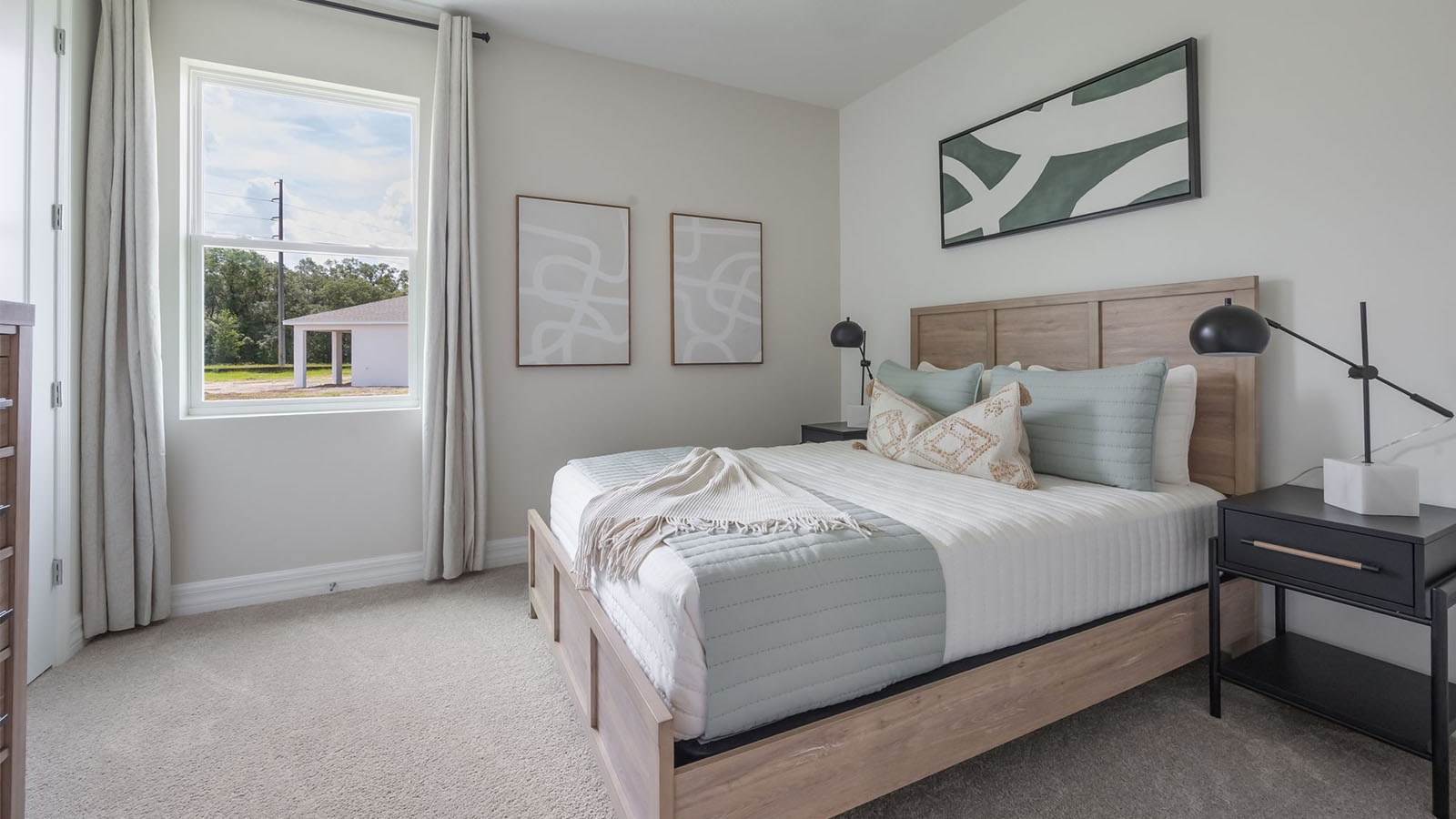 Guest bedroom with queen size bed