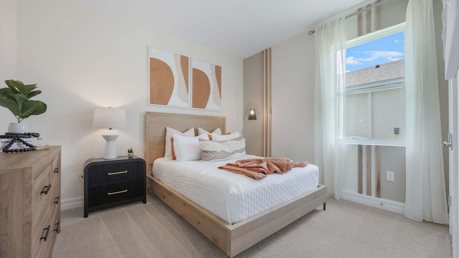 Guest bedroom with queen size bed